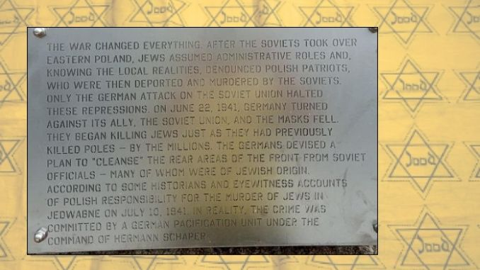 Placa informativa colocada en el memorial de Jedwabne.